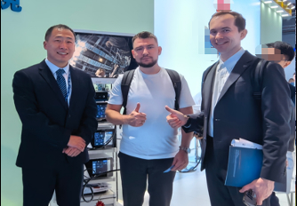展会展示与客户交流现场